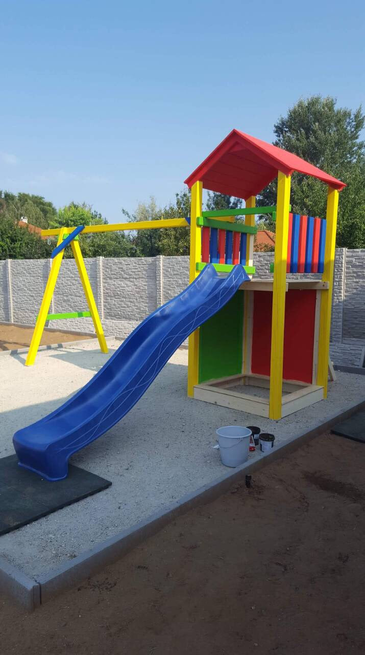 Recinzione in legno verniciata con gomma liquida — RubberPaint Marrone